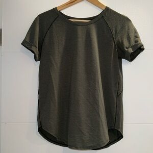 Lululemon Size 4 - T-Shirt